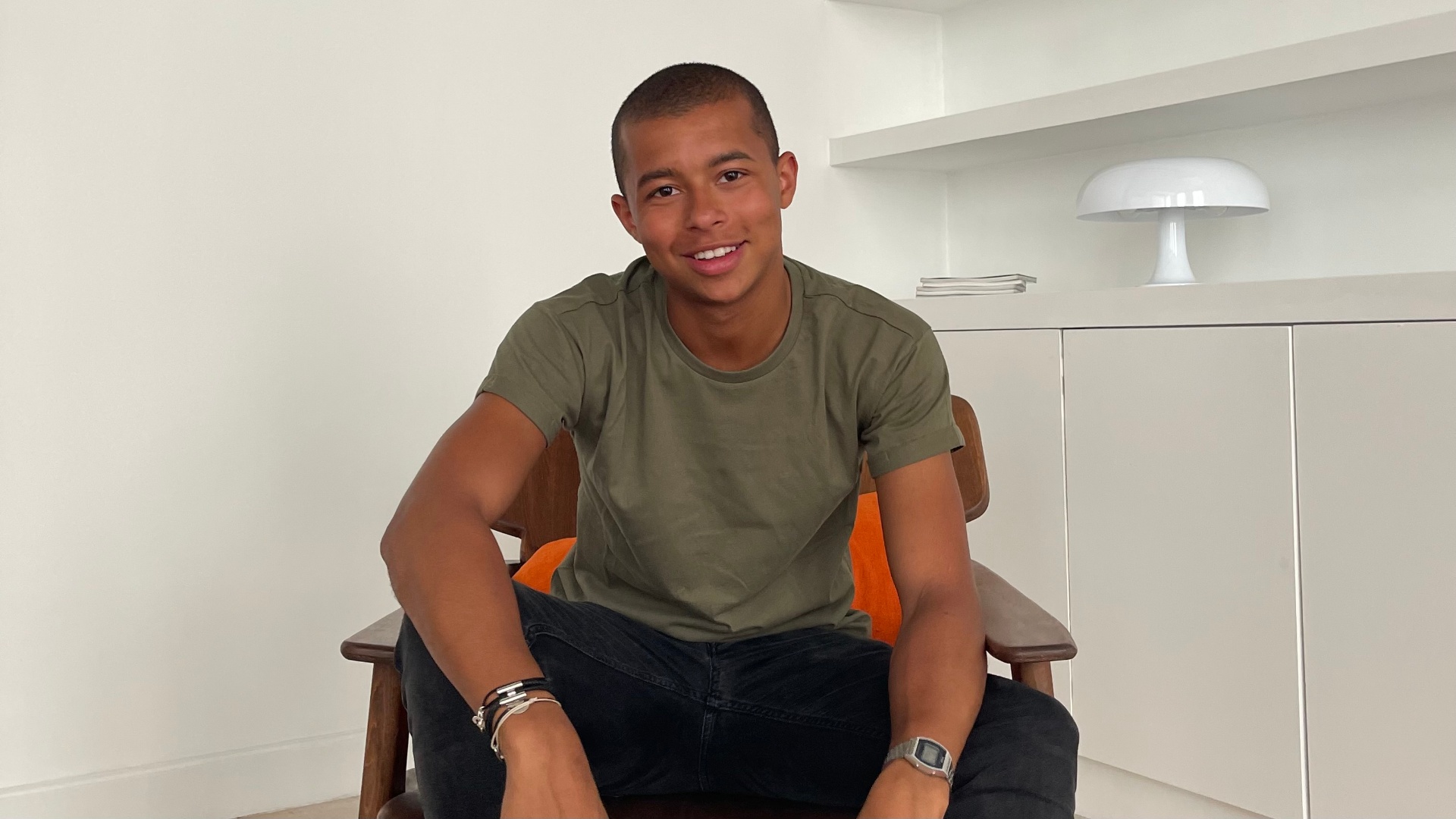 The founder of La Sélection in a Parisian apartment, in soft natural light